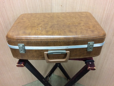 No brand brown suitcase
25"X17"X6" excellent condition 